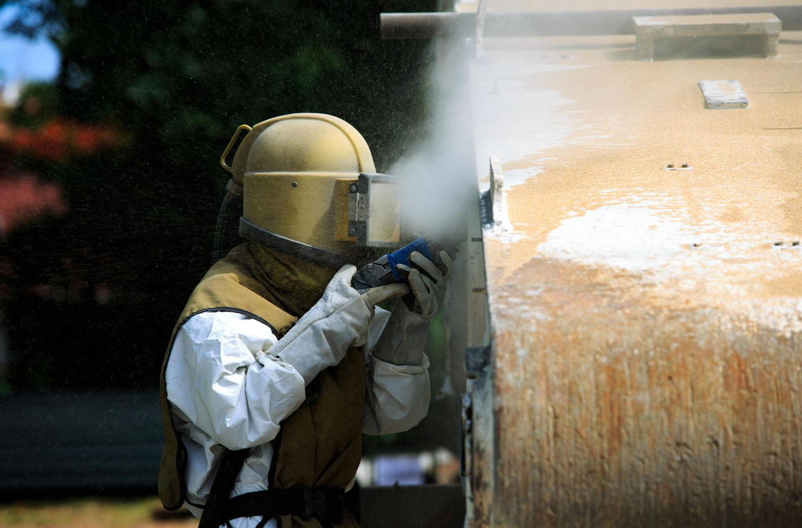 Por que operadores de jateamento experimentam fadiga durante as operações?