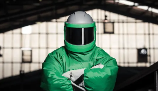 Como escolher um respirador para capacete de jateamento: SAR vs PAPR explicado